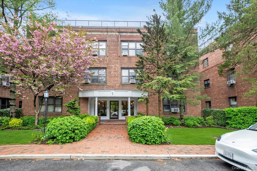 Unit for sale at 1 Town House Place, North Hempstead, NY 11021