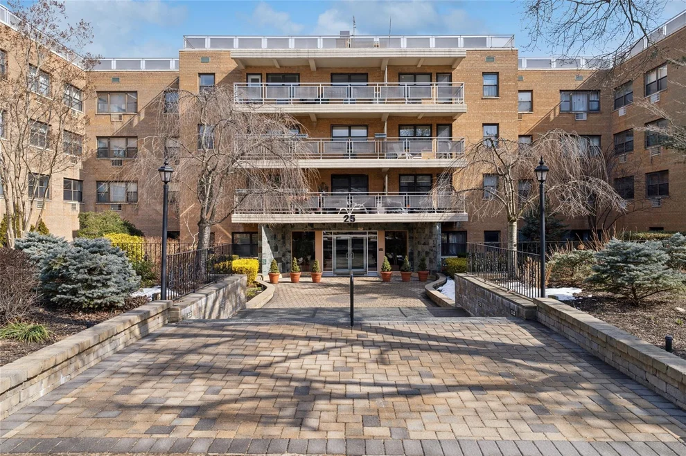 Unit for sale at 25 Park Place, North Hempstead, NY 11021