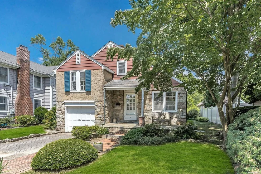 Unit for sale at 8 Willard Place, Oyster Bay, NY 11545