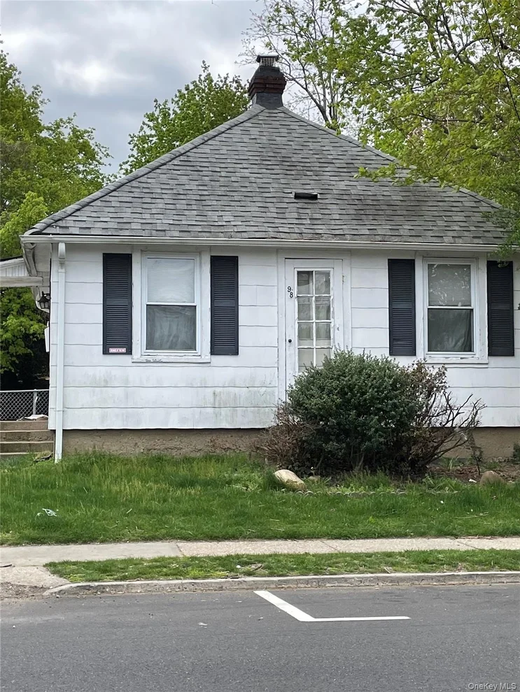 Unit for sale at 98 Steamboat Road, North Hempstead, NY 11024
