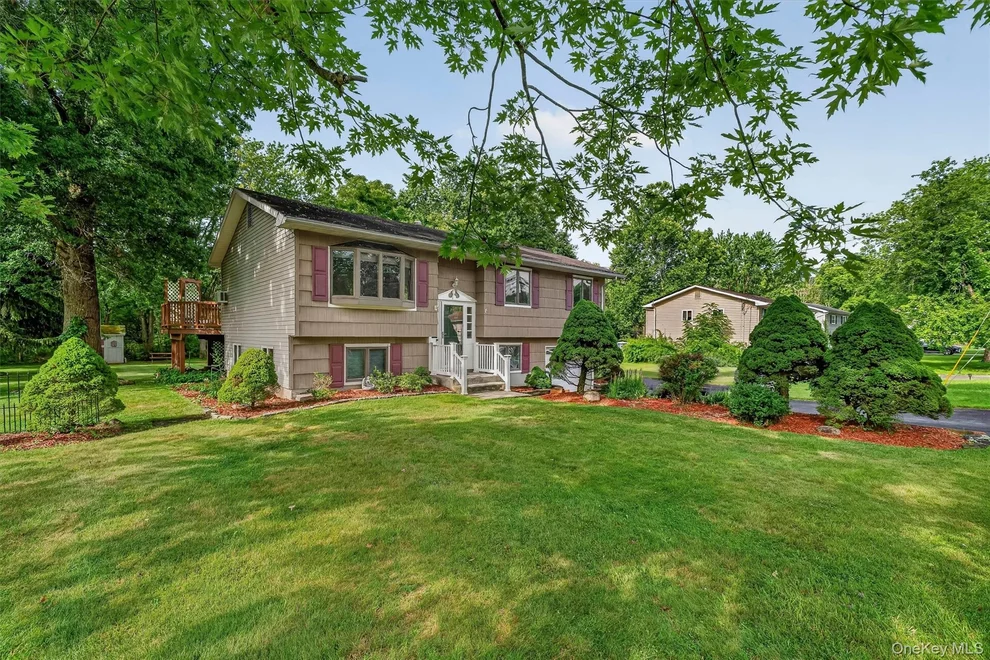 Unit for sale at 8 Bridle Lane, Chester Town, NY 10918
