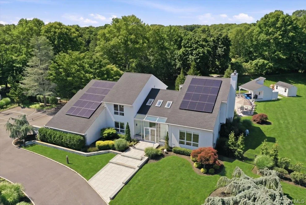 Unit for sale at 5 Meadow Gate W, Smithtown, NY 11780