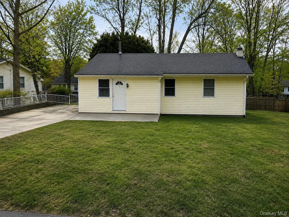 Unit for sale at 2 Poplar Trail, Monroe, NY 10950