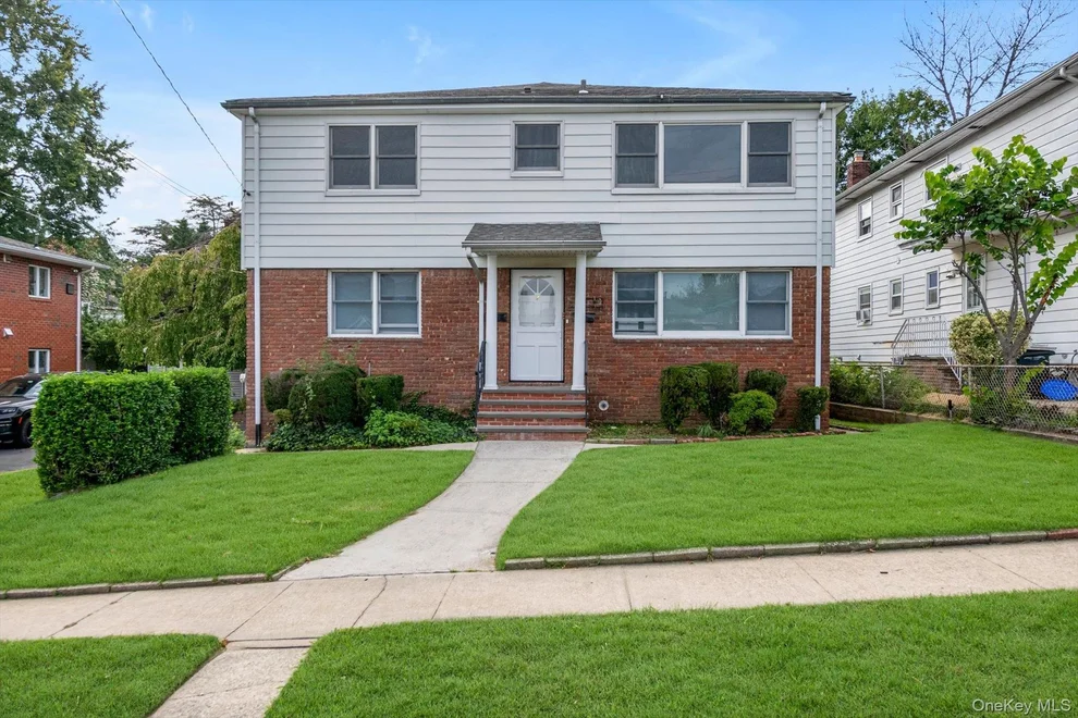 Unit for sale at 7 Linwood Road N, North Hempstead, NY 11050