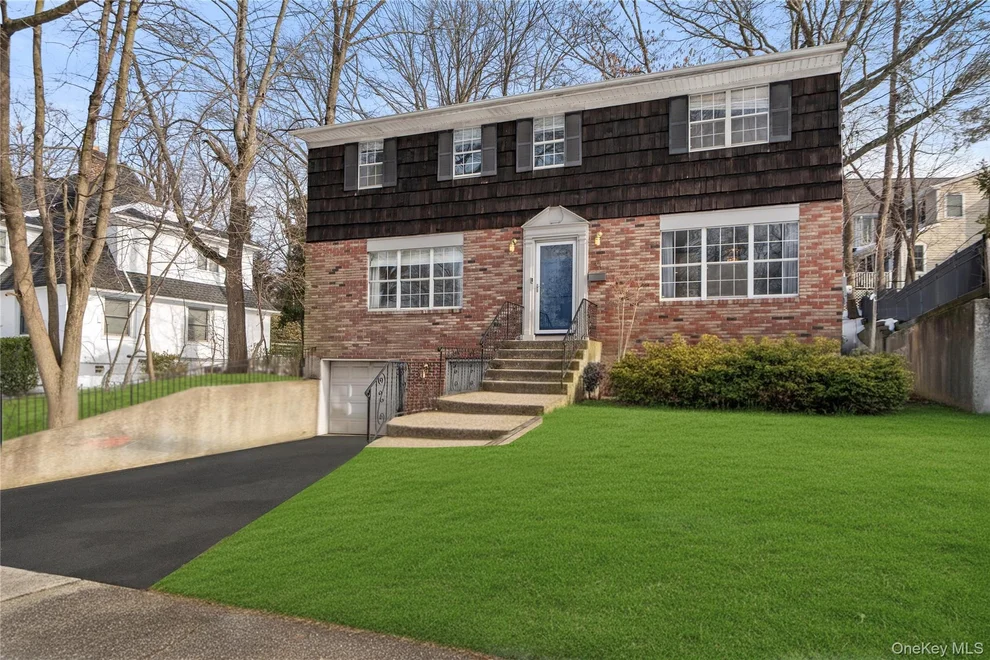 Unit for sale at 34 Wooleys Lane, North Hempstead, NY 11023