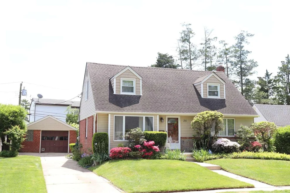 Unit for sale at 35 Morris Drive, North Hempstead, NY 11040