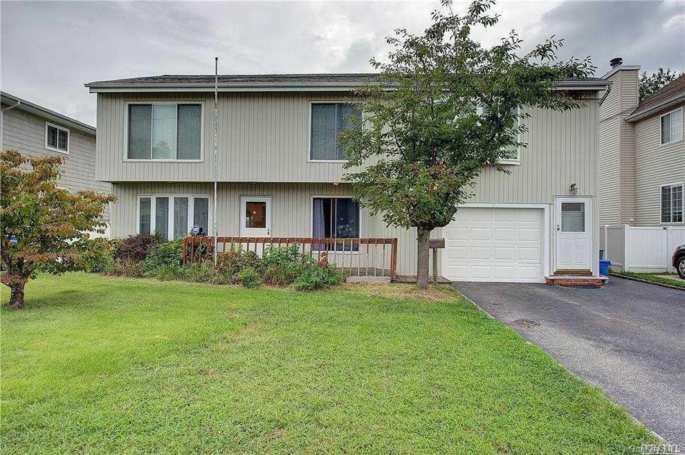 Unit for sale at 31 Firwoord Road, North Hempstead, NY 11050