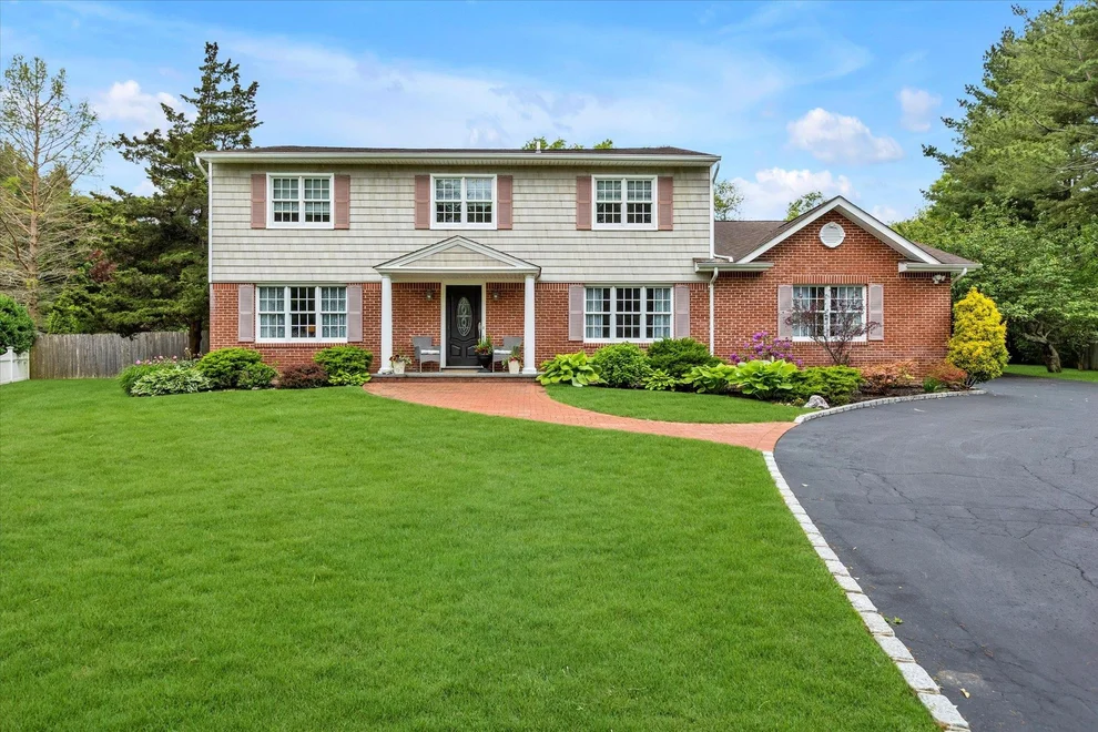 Unit for sale at 8 Bank Court, Huntington, NY 11740