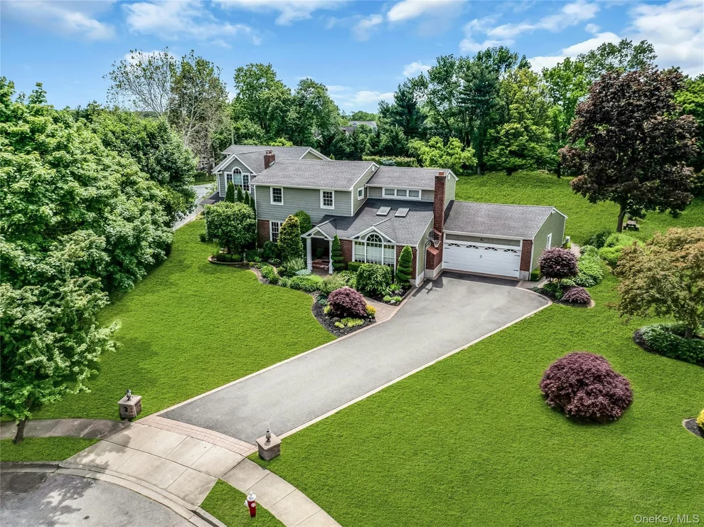 Unit for sale at 2 Eton Court, Oyster Bay, NY 11803