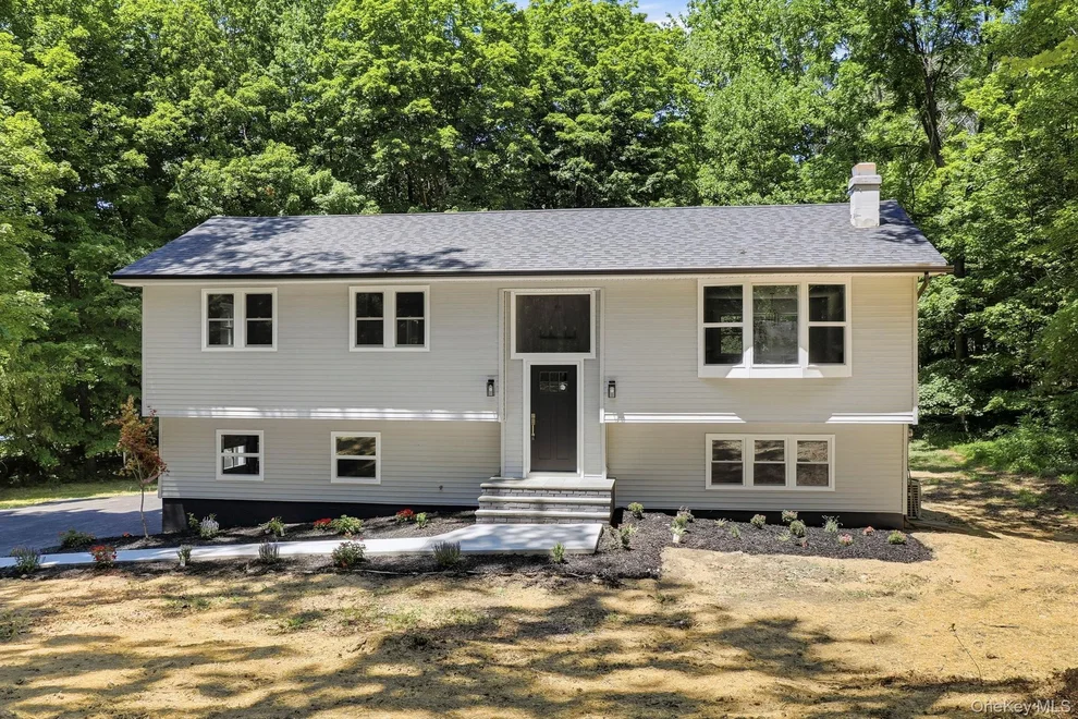 Unit for sale at 6 Vanessa Lane, Hyde Park, NY 12580