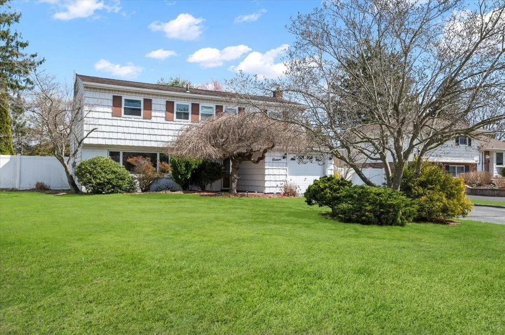 Unit for sale at 11 Crabapple Lane, Smithtown, NY 11725