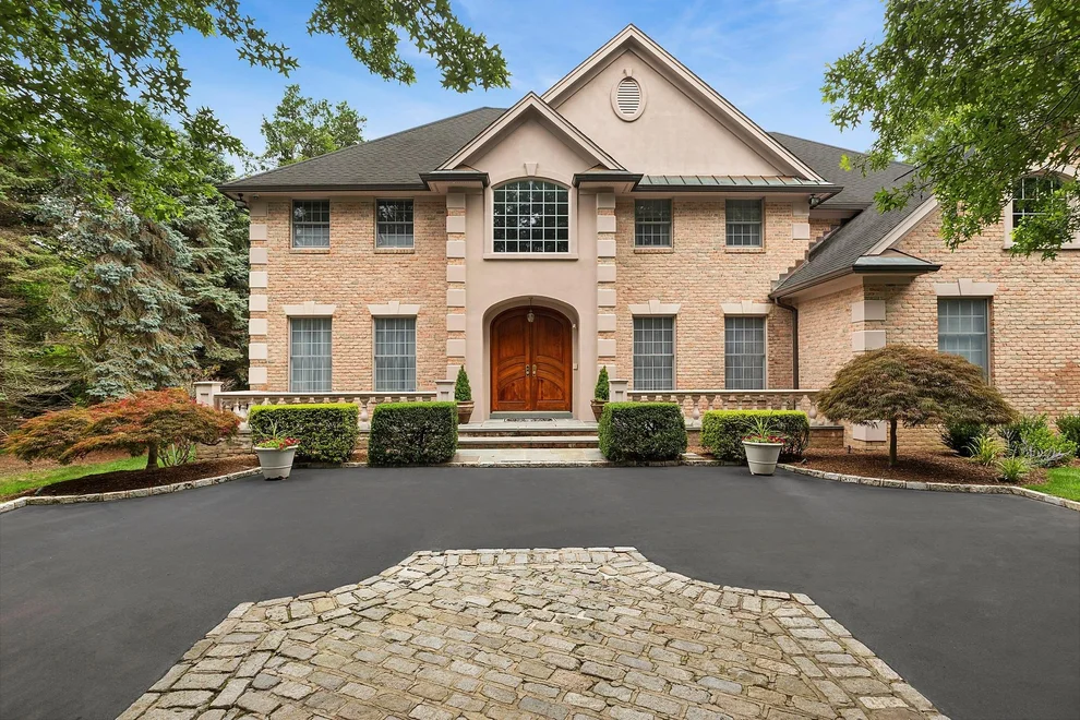 Unit for sale at 184 High Farms Road, Oyster Bay, NY 11545