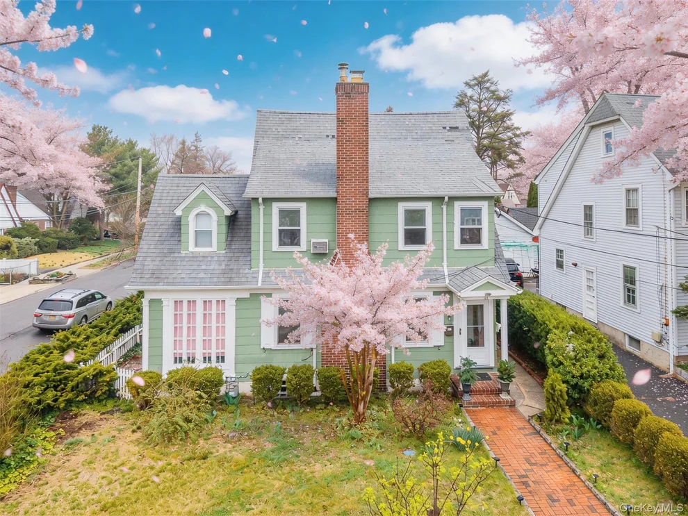 Unit for sale at 11 Baker Hill Road, North Hempstead, NY 11023