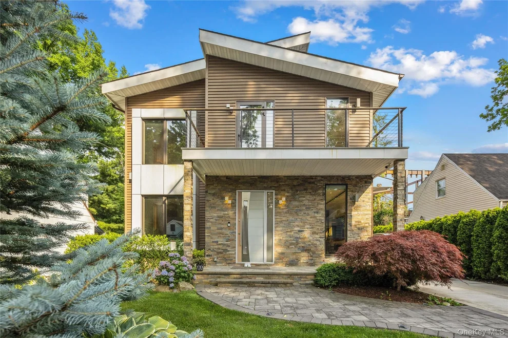 Unit for sale at 3 Hewlett Place, North Hempstead, NY 11024