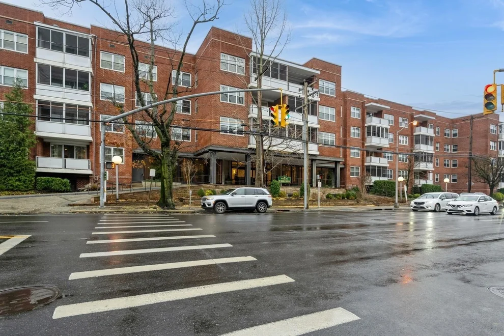 Unit for sale at 1 Kensington Gate, North Hempstead, NY 11021