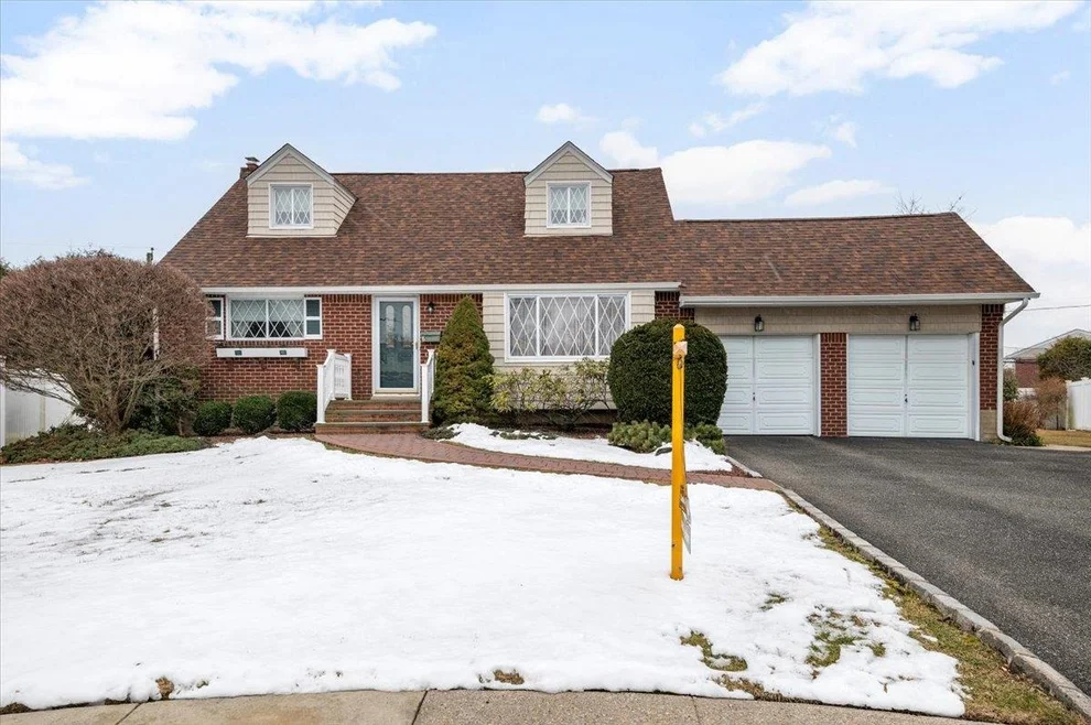 Unit for sale at 8 Sharon Court, Oyster Bay, NY 11803