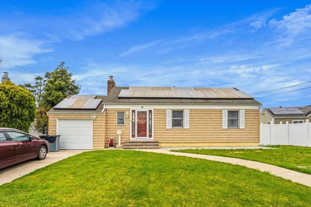 Unit for sale at 19 Parkside Lane, Babylon, NY 11703