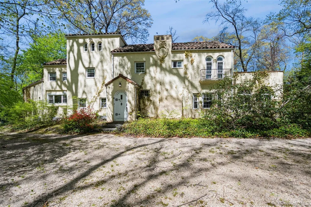 Unit for sale at 67 The Serpentine, North Hempstead, NY 11576