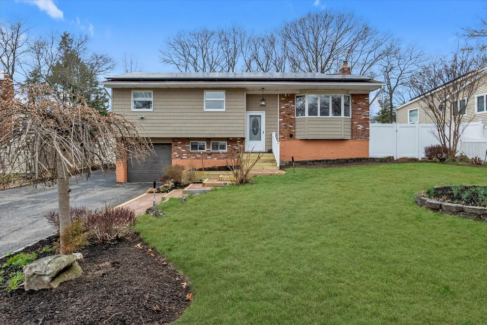 Unit for sale at 10 Weston Lane, Smithtown, NY 11787