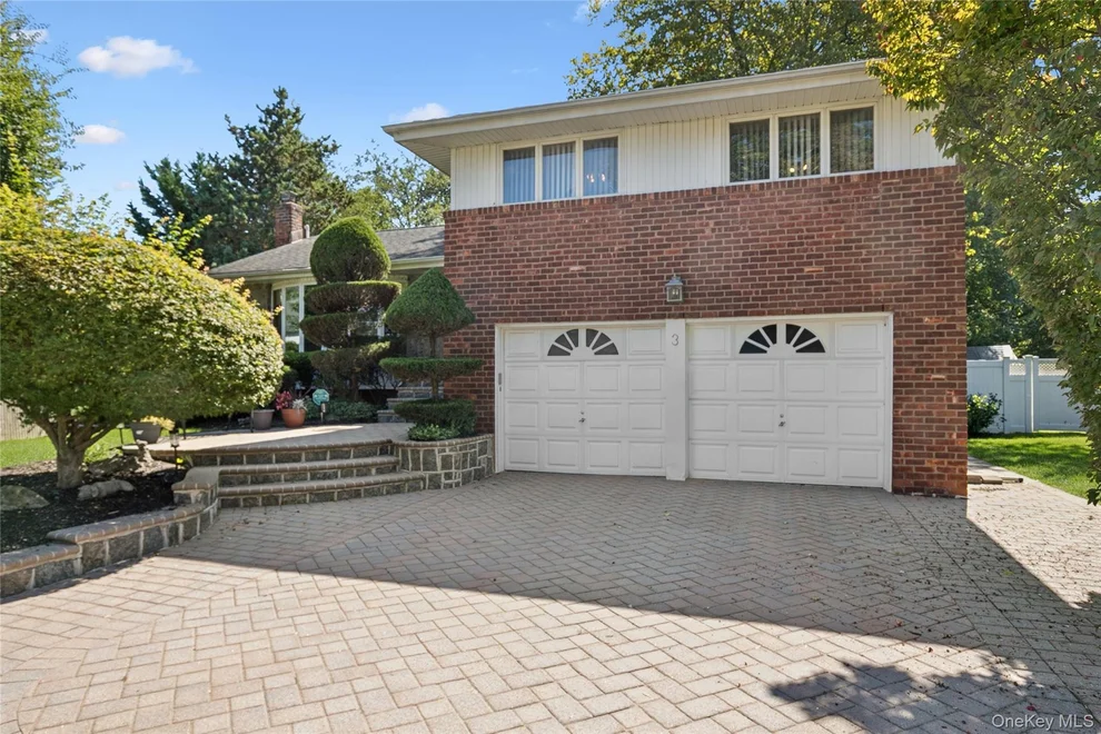 Unit for sale at 3 Wood Lane, Oyster Bay, NY 11803