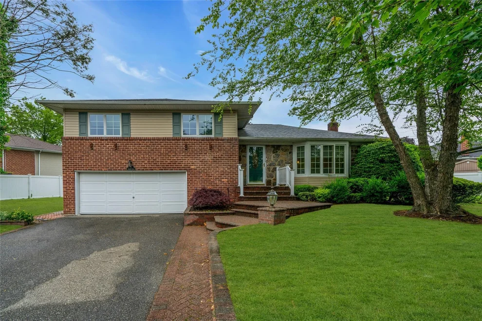 Unit for sale at 5 Leefield, Huntington, NY 11747