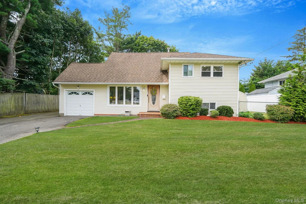 Unit for sale at 41 Wiltshire Drive, Huntington, NY 11725