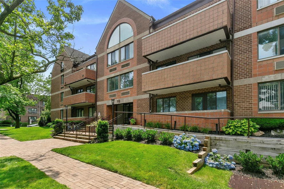 Unit for sale at 10 canterbury Road, North Hempstead, NY 11021