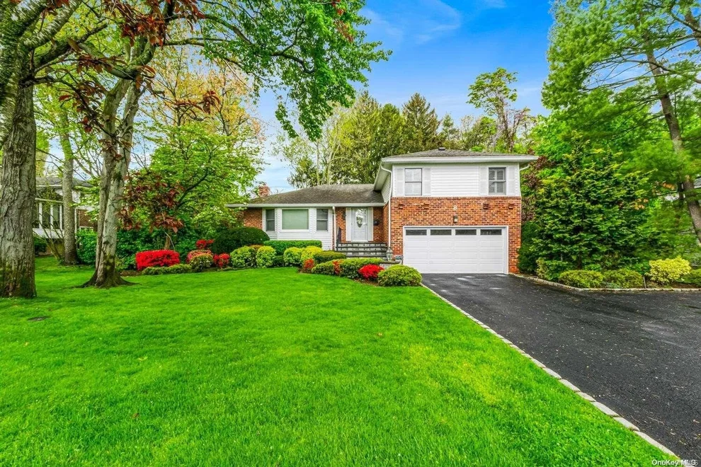 Unit for sale at 8 Wood Valley Lane, North Hempstead, NY 11050