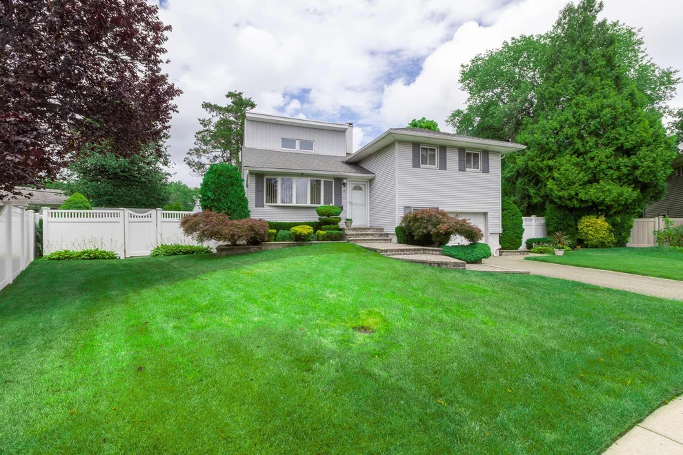 Unit for sale at 17 Verbena Court, Oyster Bay, NY 11801