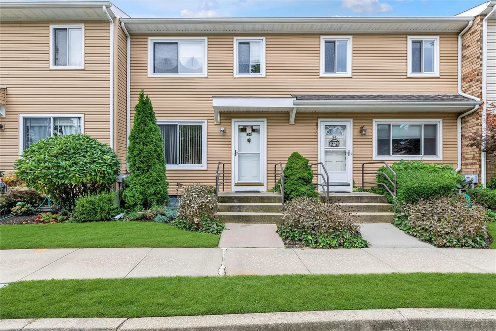 Unit for sale at 36 Town House Drive, Oyster Bay, NY 11762