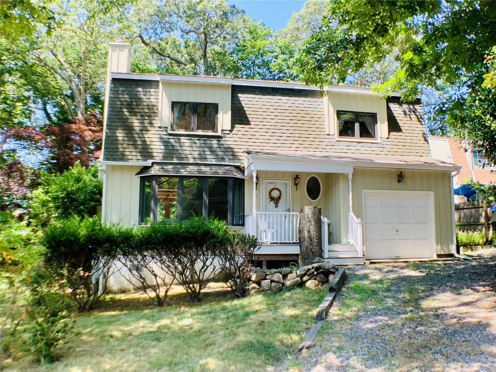 Unit for sale at 5 Oak Lane, Riverhead, NY 11792