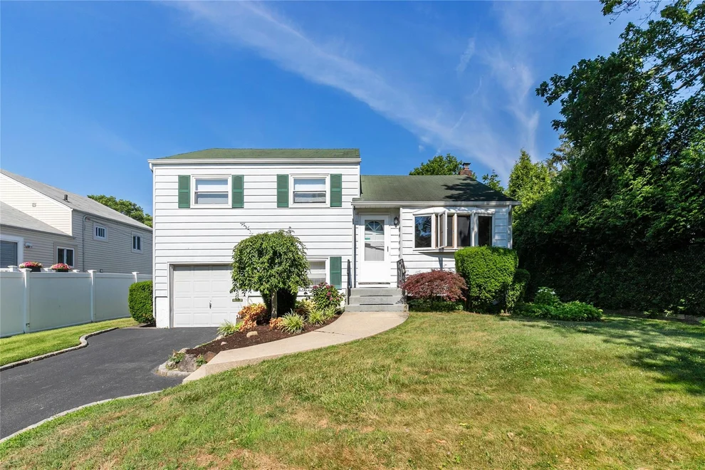 Unit for sale at 2 Nautilus Avenue, Oyster Bay, NY 11803