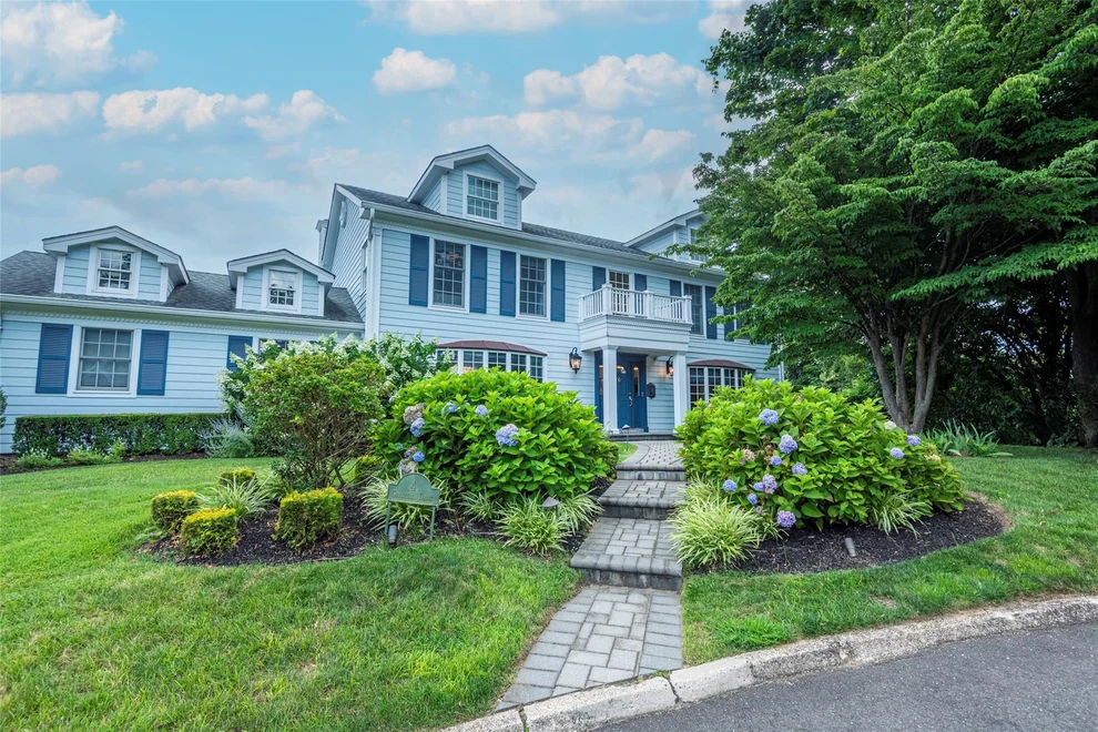 Unit for sale at 4 Grenfell Drive, North Hempstead, NY 11020