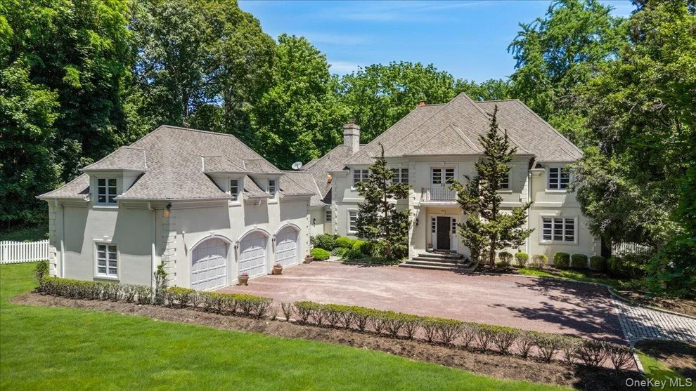 Unit for sale at 11 Oak Hill Road, Huntington, NY 11743