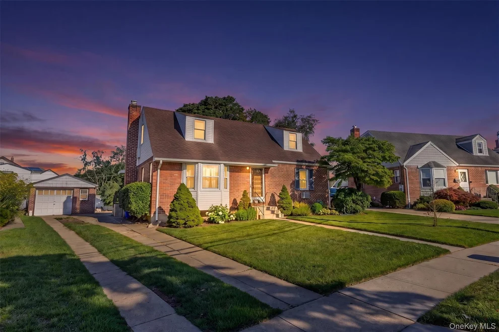 Unit for sale at 6 Grenville Court, Hempstead, NY 11518