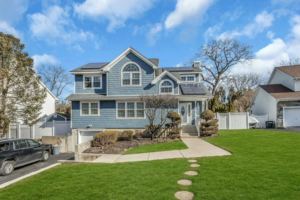 Unit for sale at 5 Quantuck Court, Smithtown, NY 11725