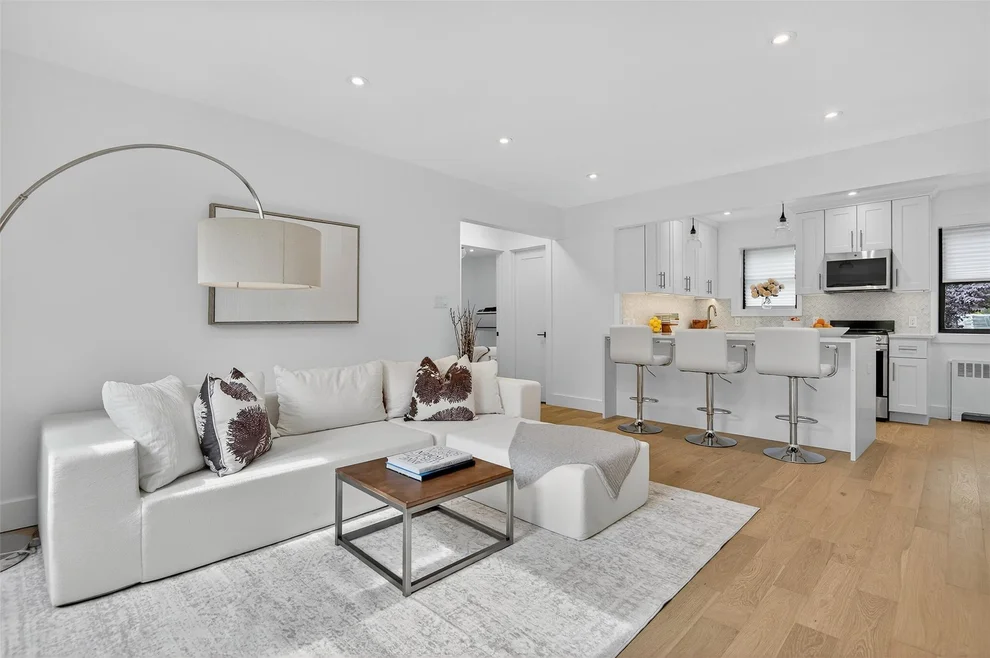 Unit for sale at 26 Terrace Circle, North Hempstead, NY 11021