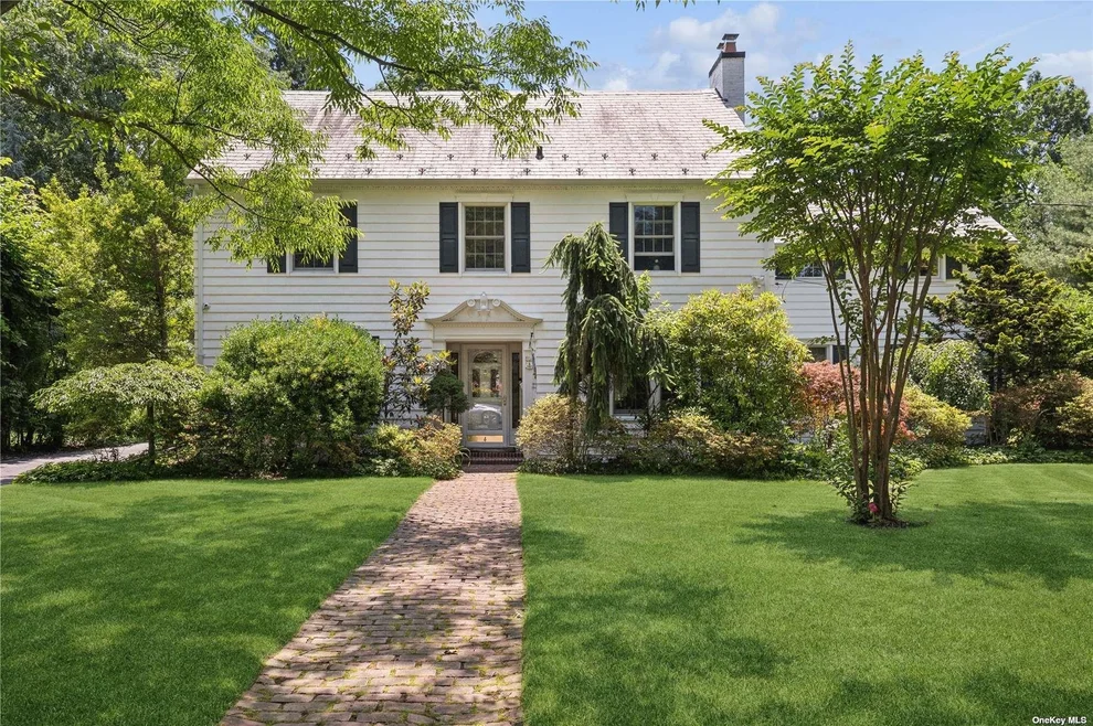 Unit for sale at 4 Summit Avenue, North Hempstead, NY 11596