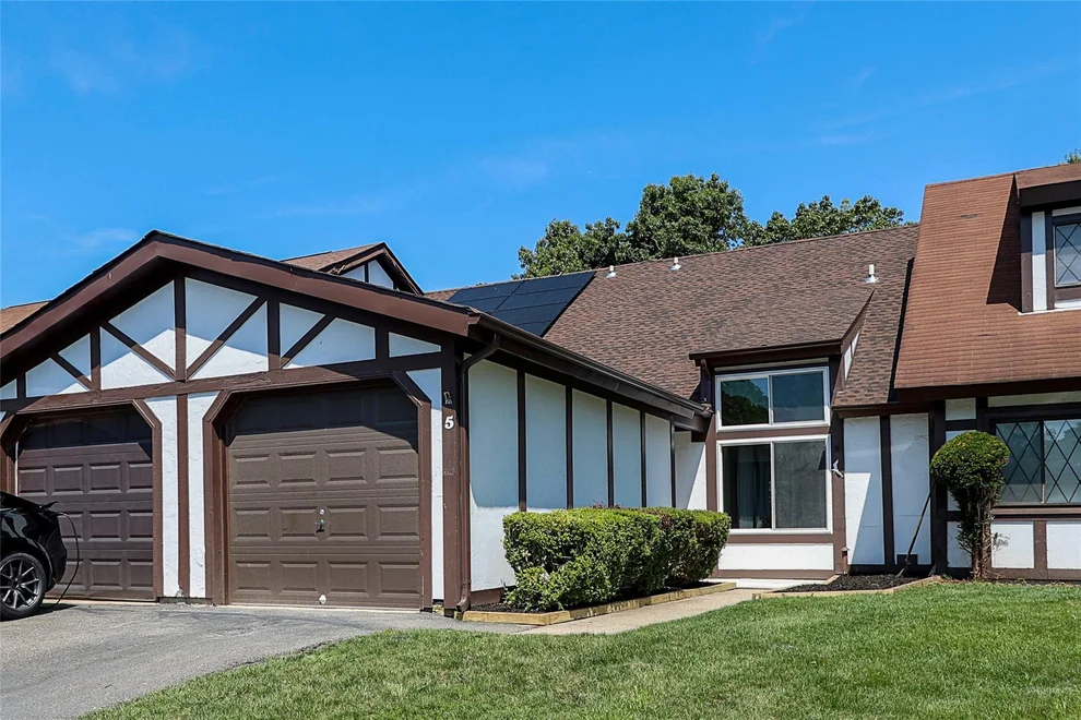 Unit for sale at 5 Amesworth Court, Brookhaven, NY 11953