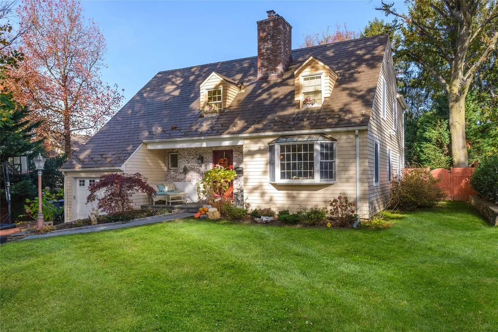 Unit for sale at 3 Winthrop Road, North Hempstead, NY 11050