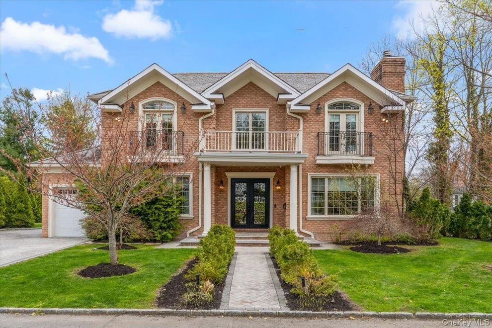 Unit for sale at 1 Devonshire Lane, North Hempstead, NY 11023