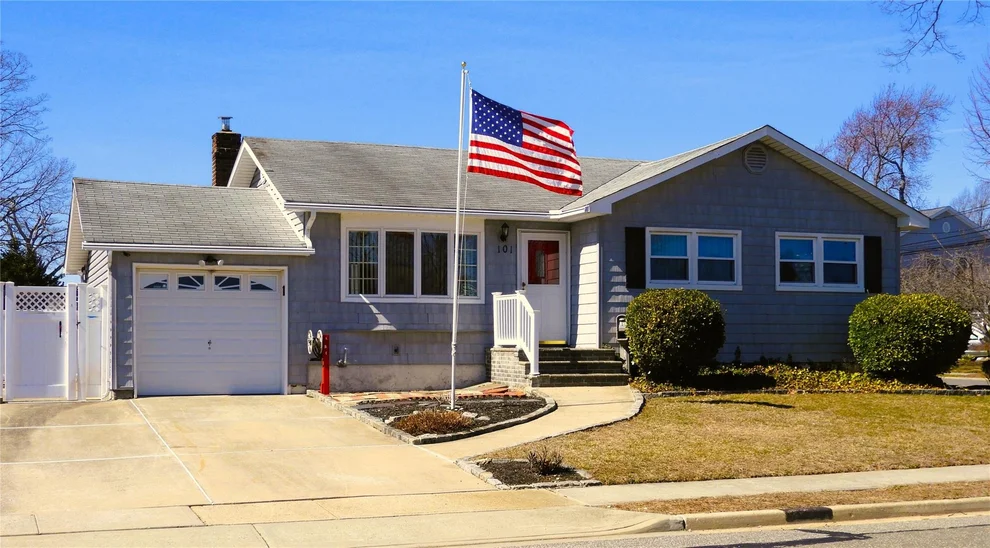 Unit for sale at 101 N East Boulevard, Oyster Bay, NY 11758