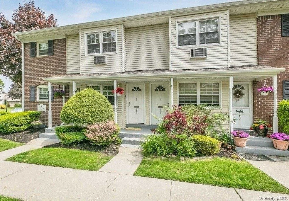 Unit for sale at 2811 Wilshire Lane, Islip, NY 11769