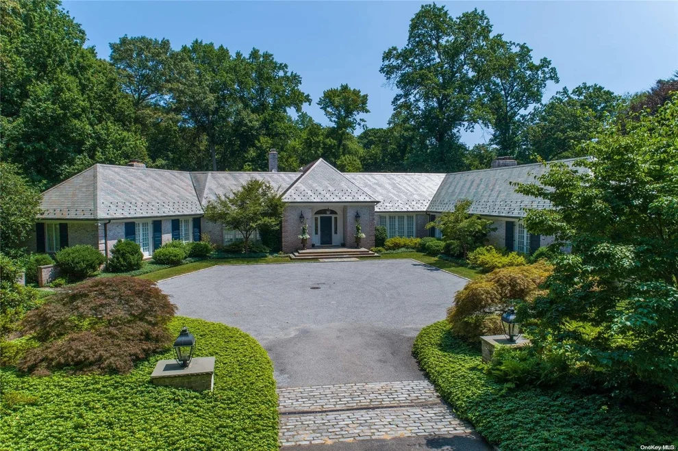 Unit for sale at 12 The Courtyard, Oyster Bay, NY 11560