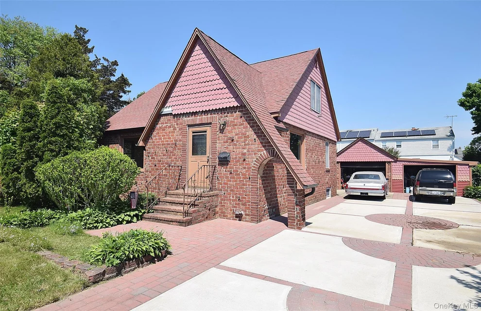 Unit for sale at 25 Kensington Court, Babylon, NY 11726