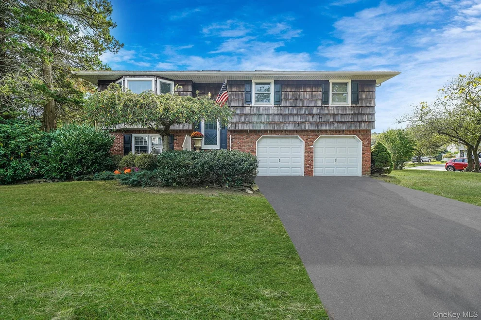 Unit for sale at 6 Stuyvesant Road, Islip, NY 11769