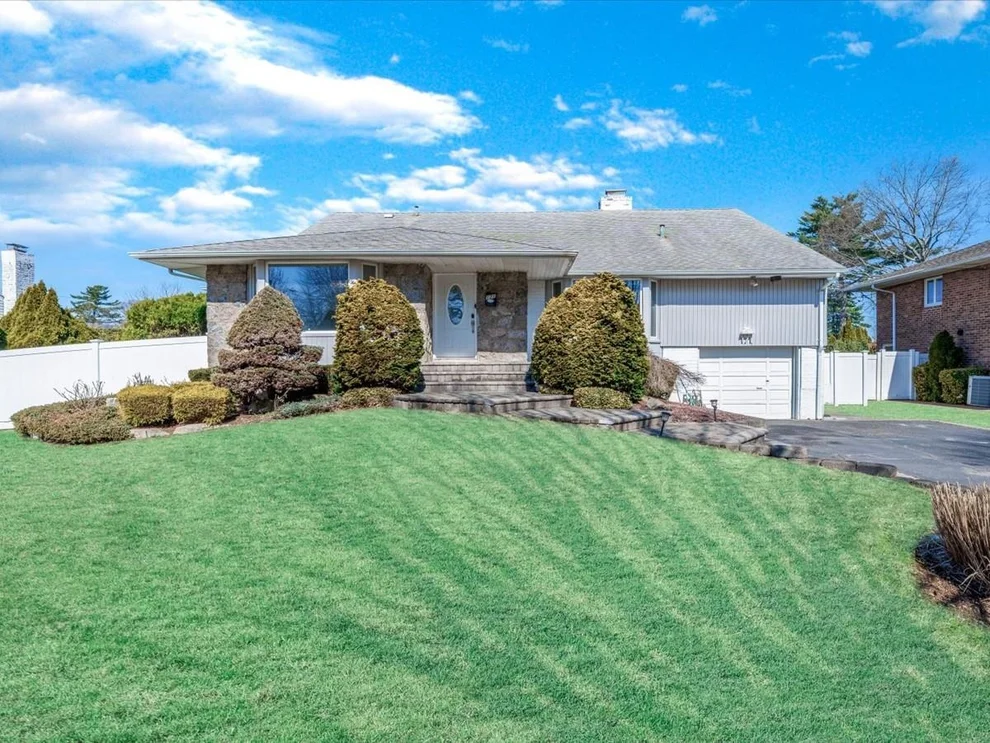 Unit for sale at 171 Birchwood Park Drive, Oyster Bay, NY 11753