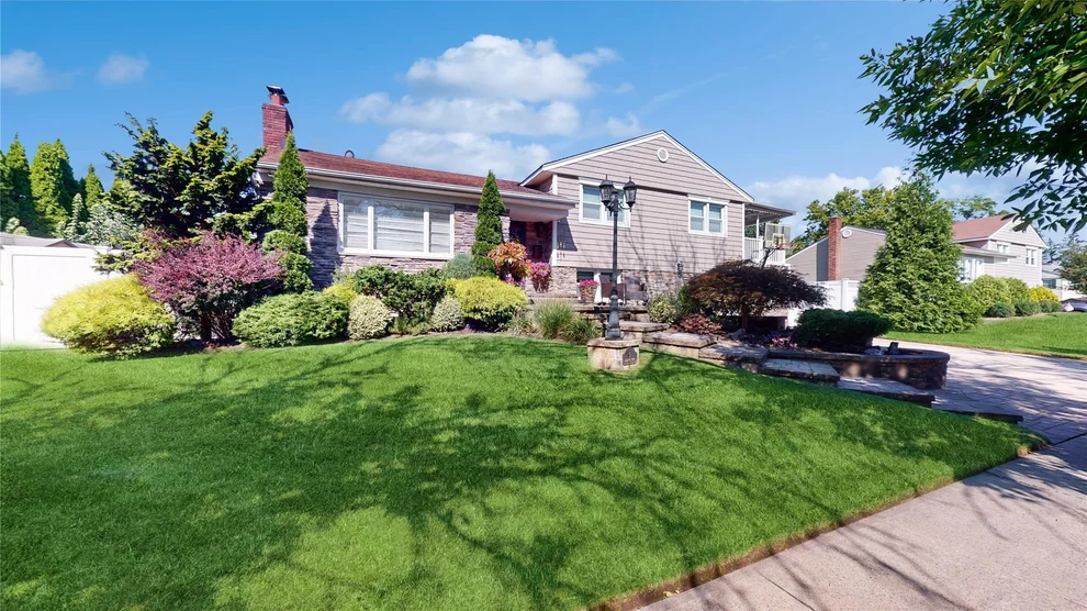 Unit for sale at 5 Eleanor Road, Oyster Bay, NY 11803
