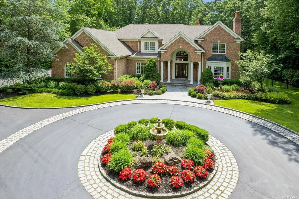 Unit for sale at 5 Peacock Lane, Oyster Bay, NY 11545