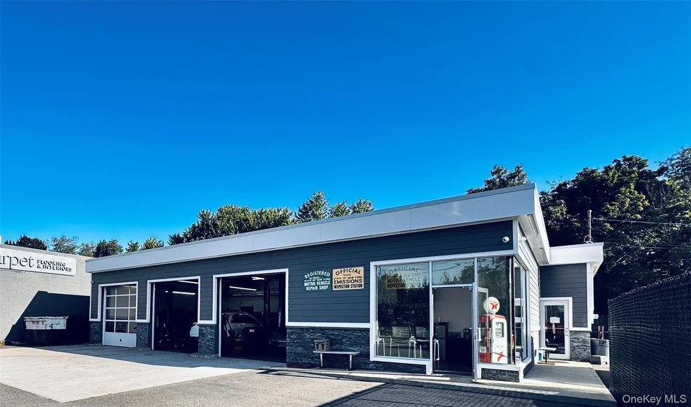 Unit for sale at 215 Robbins Lane, Oyster Bay, NY 11791
